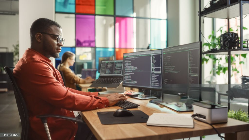Dois engenheiros da Senfront em sessão de trabalho colaborativo