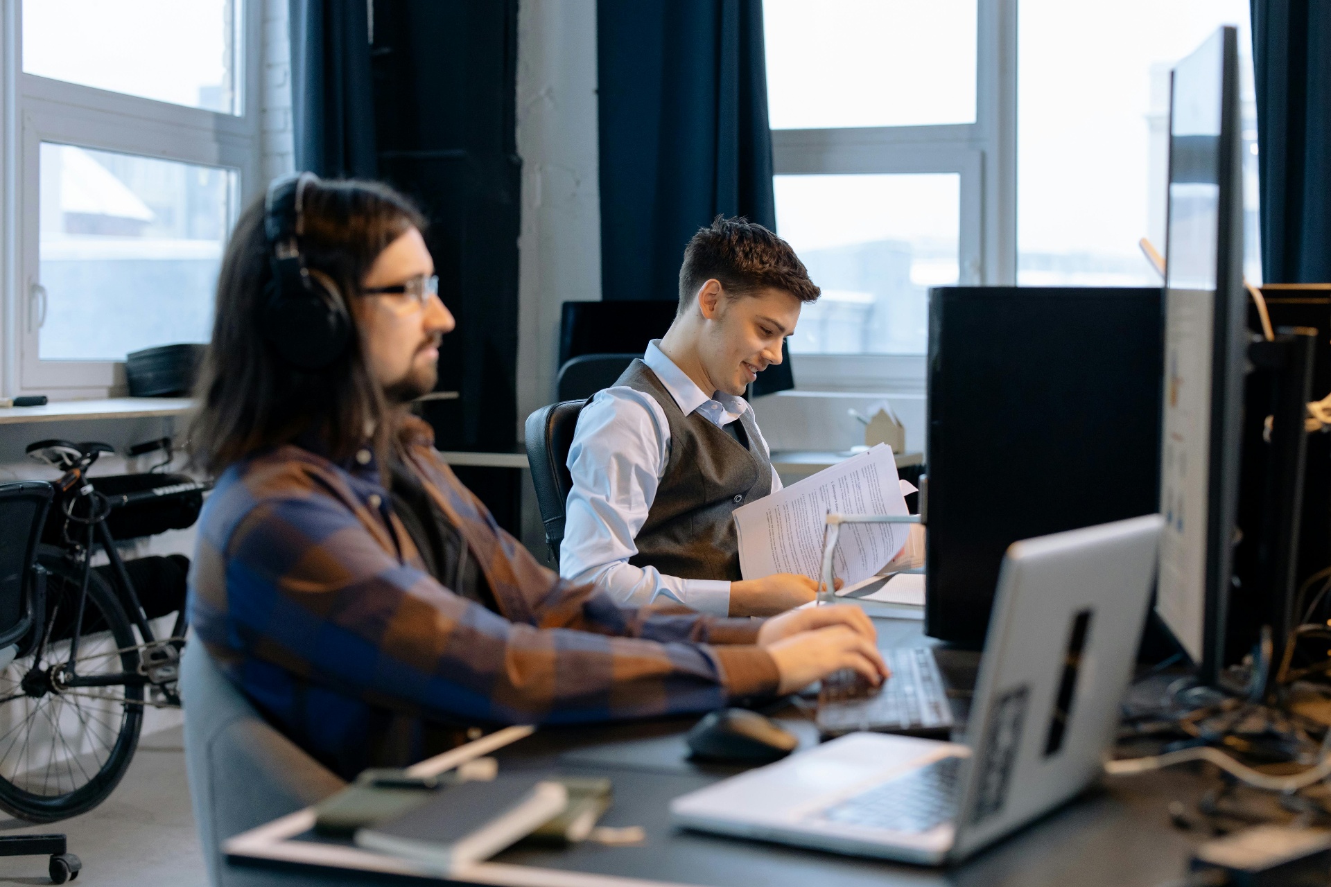 Dois engenheiros da Senfront em sessão de trabalho colaborativo